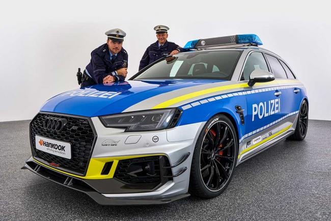 Polizisten mit Audi